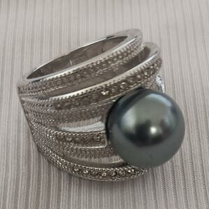 Elegant Silver Ring with Black Pearl